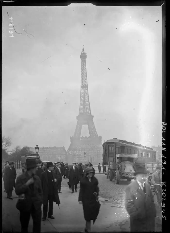who sold the Eiffel Tower
